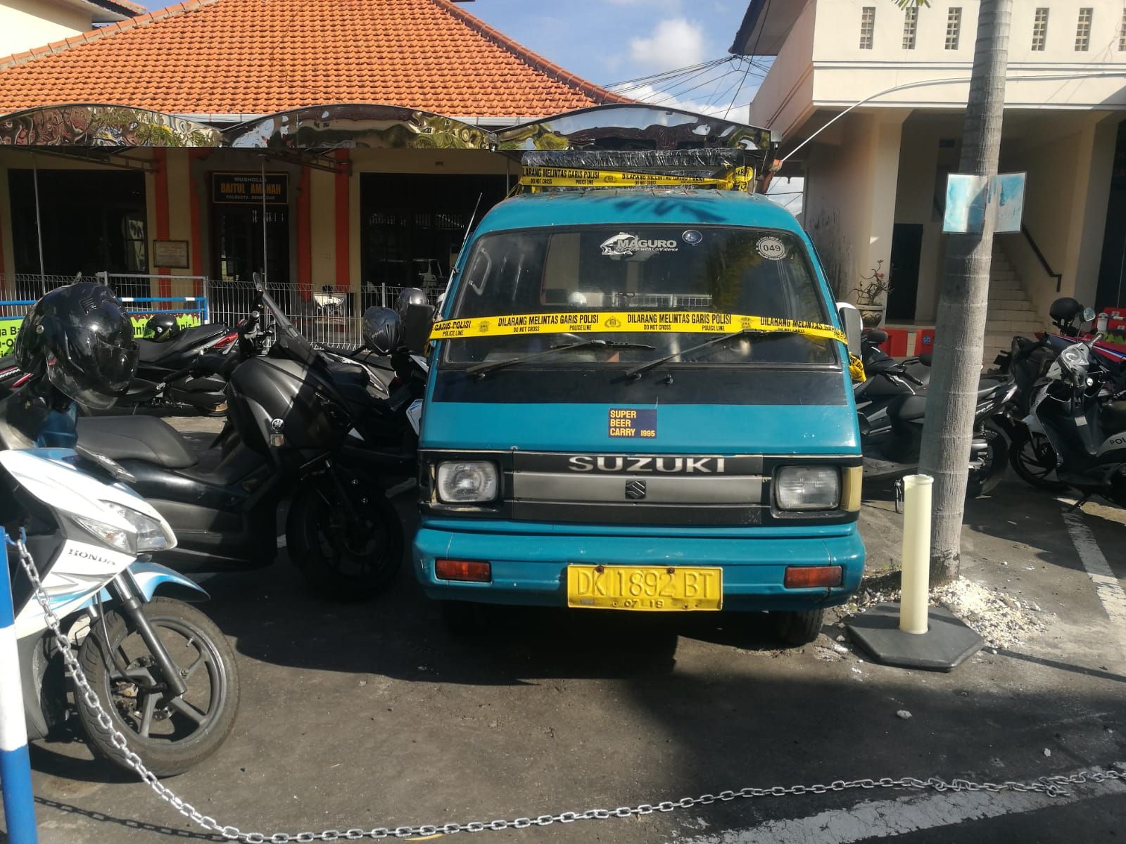 podiumnews.com-Bule AS Nyopir Angkot Ditilang Polisi